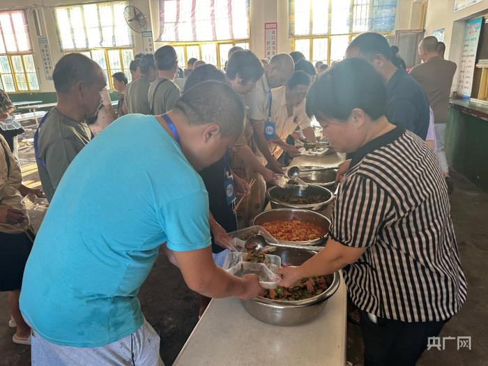 7月30日，安置群众在食堂就餐（总台中国之声记者韩雪莹 摄）