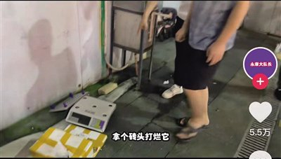 2023年，“永康大队长”在打假时，让一位商贩砸掉自己的“鬼秤”。视频平台截图