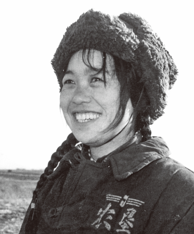 晓华身着“道道服”，胸前印有“农垦”字样（徐可摄，1966 年。来源：晓华）