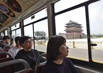 7月29日，5路公交车经过前门。本版摄影/新京报记者 王贵彬