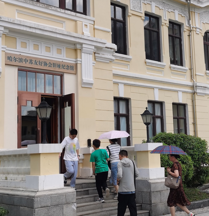 游人参观展览馆