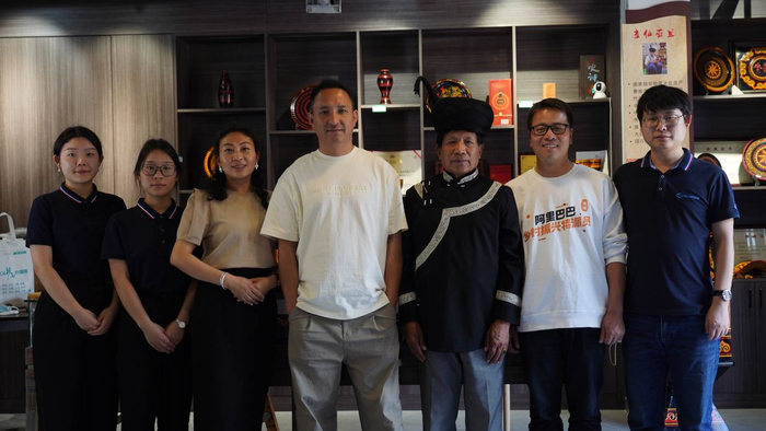 数字化工作团队与彝族漆器传承大师合影