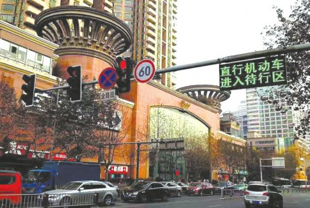 成都街头的红绿灯。本报资料图片
