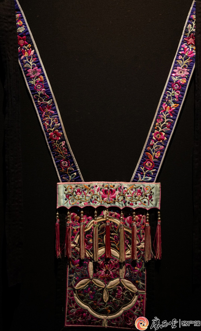 侗族背带。