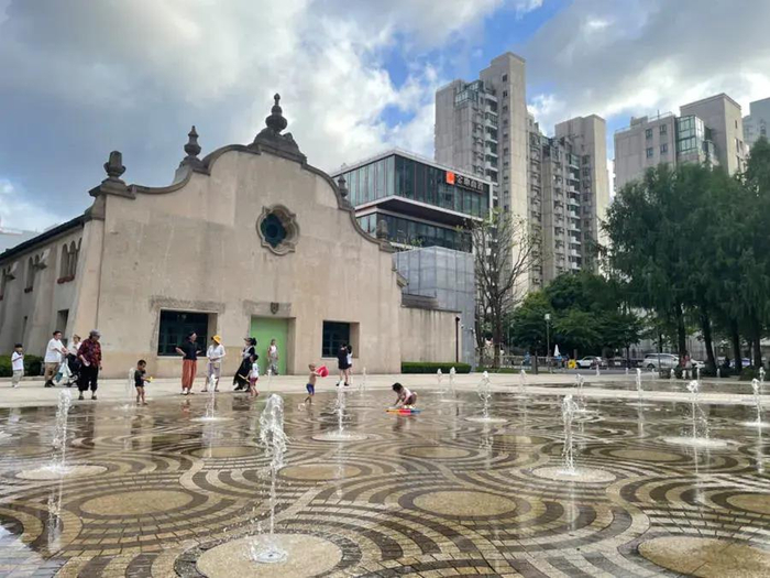 孩子们在上生·新所的喷泉广场内玩耍。