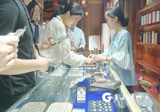 景区内的银饰品店，游客络绎不绝