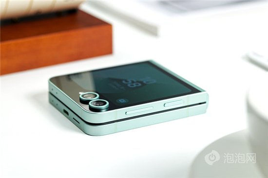 折叠状态下无缝设计，厚度仅14.9mm