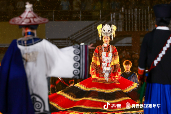 活动现场彝族服饰展示