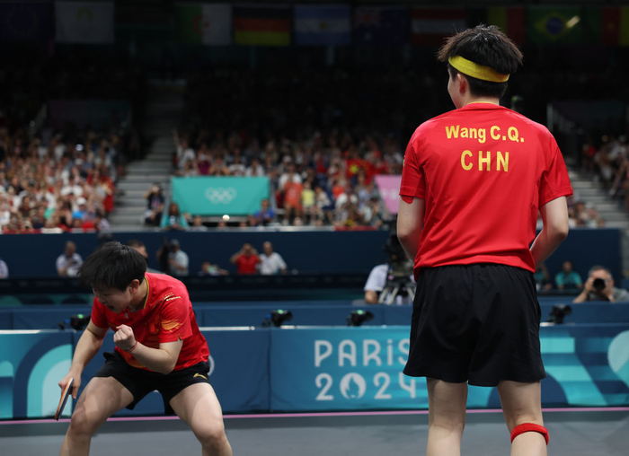   7月30日，王楚钦（右）/孙颖莎庆祝夺冠。新华社记者 王东震 摄