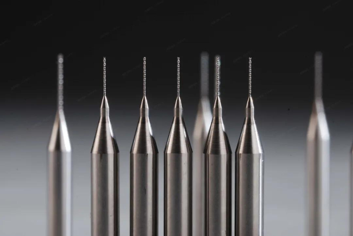 图为广东鼎泰机器人科技有限公司生产的鼎泰PCB微型钻针实品，钻针直径仅有0.03毫米。