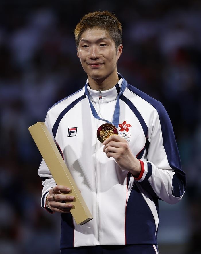 2024巴黎奥运会击剑男子个人花剑颁奖仪式：中国香港选手张家朗获得金牌。（IC Photo）