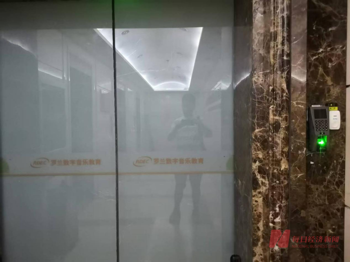 罗兰教育办公场所大门紧闭 图片来源：每经记者 于怡朗 摄