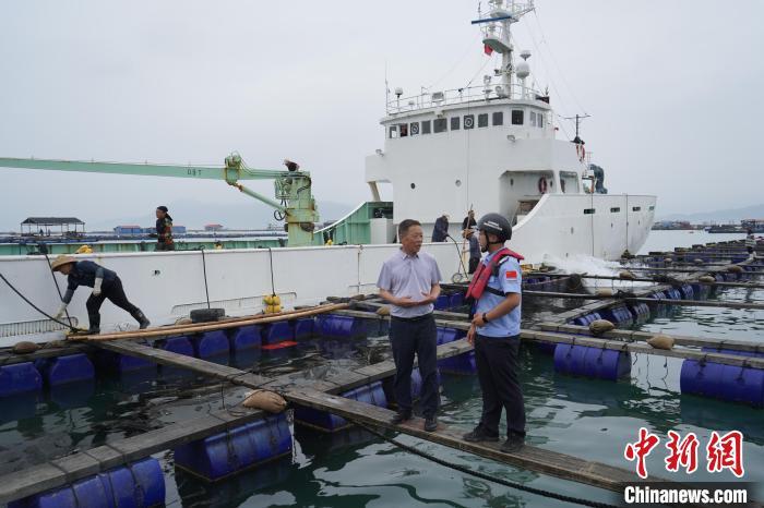 宁德边检站移民管理警察监护出入境渔船。　杨隆宇 摄