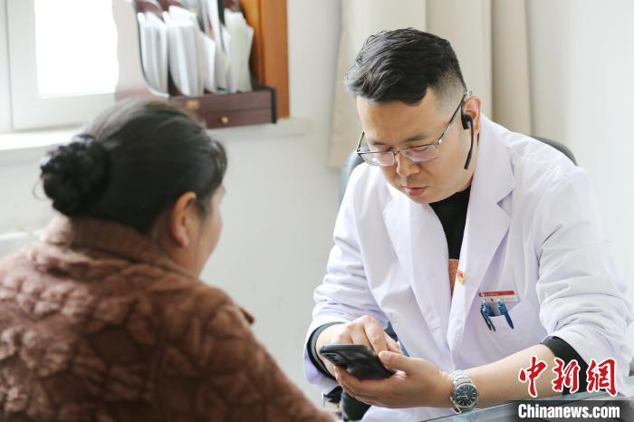 图为今年5月拍摄的上海援青医生史萌在青海省中医院坐诊。张添福摄