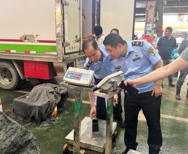 福州市场监管部门对集贸市场开展计量器具突击检查。
