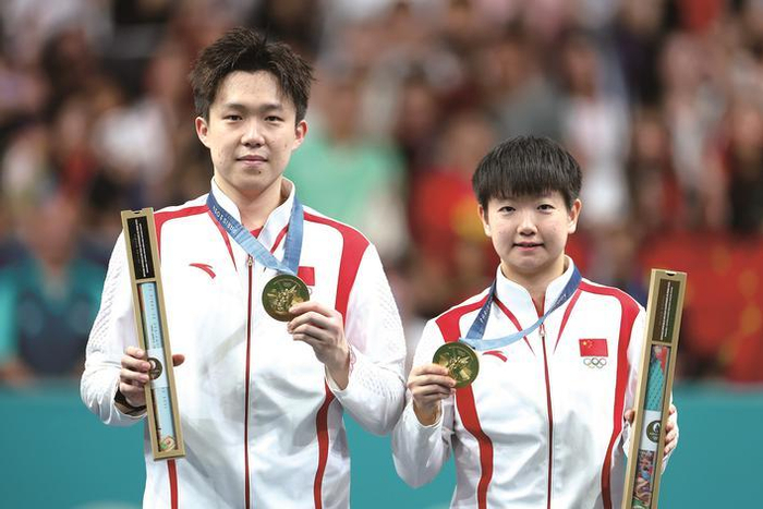 　　7月30日，冠军中国组合王楚钦（左）/孙颖莎在颁奖仪式上。新华社发