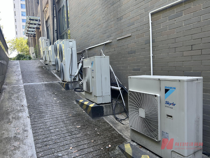 华云大厦外的空调外机工作日上午也并未运作。 图片来源：每经记者 朱成祥 摄
