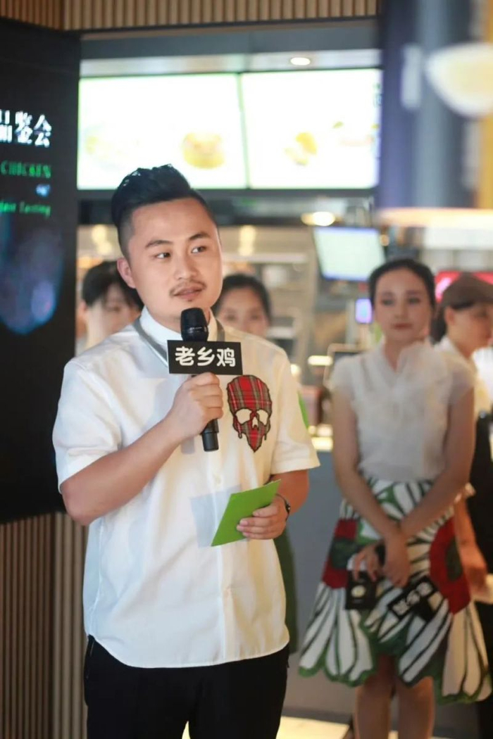 老乡鸡CEO束小龙，图源老乡鸡官方微博