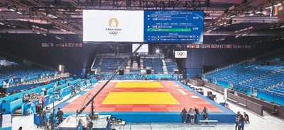 图为法国巴黎战神广场竞技场内景，中间的运动垫为中国制造。受访对象供图