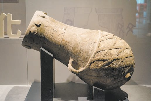 上古时期乐器土鼓是中国最早的鼓。图为山西省襄汾县陶寺遗址出土的土鼓。