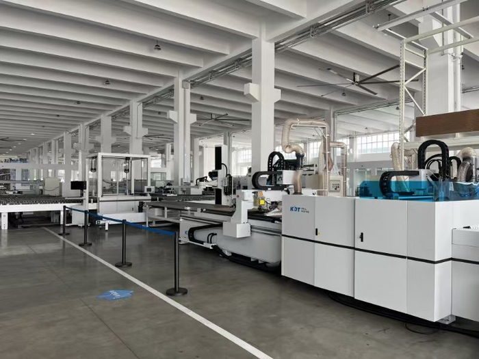 弘亚数控生产的智能料仓+自动贴标+钻切一体线 本报记者 董添 摄