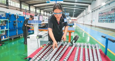 7月8日，在山东省泰山体育器材有限公司生产车间，工人在生产体操器械。新华社记者 朱峥摄