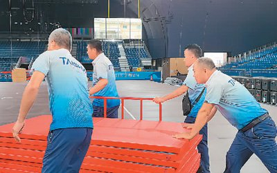 在法国巴黎战神广场竞技场，工人在为安装运动垫做准备。受访对象供图