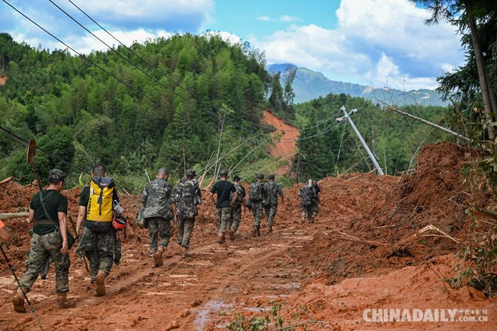 7月30日，湖南省资兴市八面山瑶族乡周塘村路段，各方面救援力量通过刚抢通的道路前往八面山瑶族乡各村组救援。郭立亮 摄