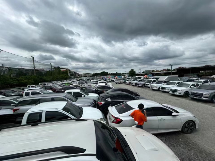 图注：2024年7月，曼谷市郊某个二手车拍卖点的停车场，视野所及均为待售二手车 摄影：刘丁