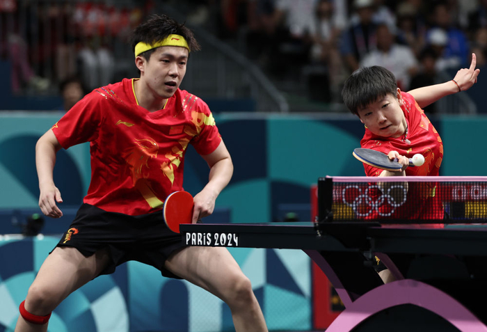   7月30日，王楚钦/孙颖莎（右）在巴黎奥运会乒乓球混双决赛中。新华社记者 王东震 摄