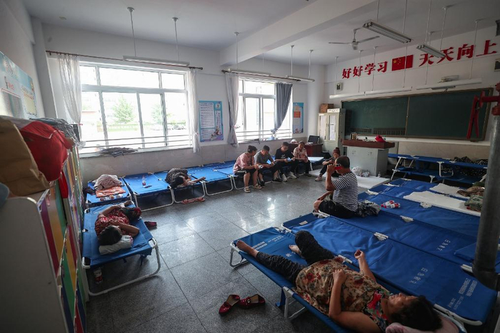 7月30日，被转移群众在丹东市五纬小学安置点休息。 新华社记者 龙雷 摄
