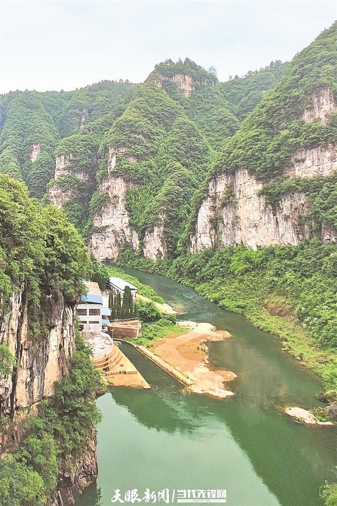     施秉县观音岩水电站生态流量泄放中。  潘希来 摄