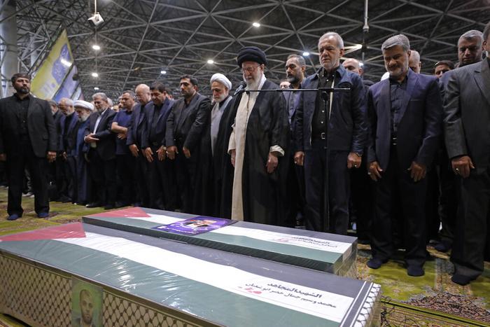 8月1日，伊朗最高领袖哈梅内伊（中）在德黑兰大学出席哈尼亚的葬礼和悼念活动