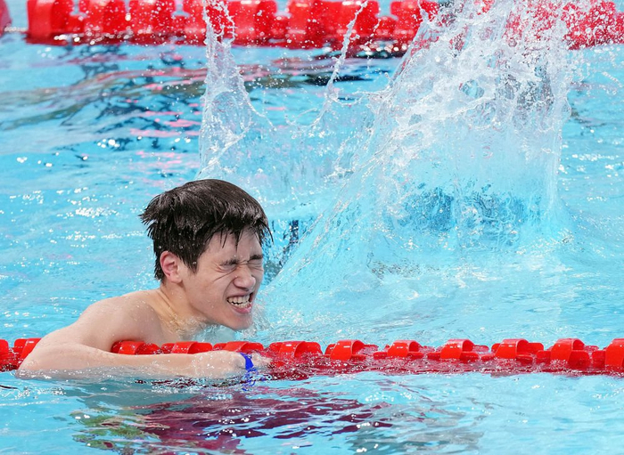 ↑中国选手潘展乐在比赛后庆祝。新华社记者 薛宇舸 摄