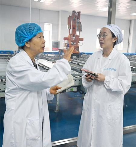 7月22日，老记者檀淑英（左）和记者常方圆在华药华民公司自动化立体仓库。 本报记者 史晟全摄