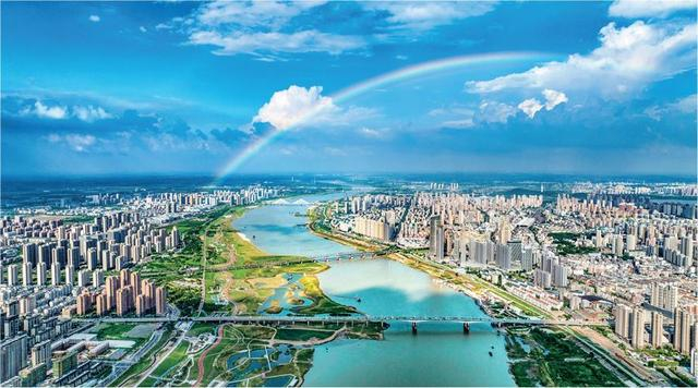 悠悠淮河穿城过。新华网发 （陈昂 摄）