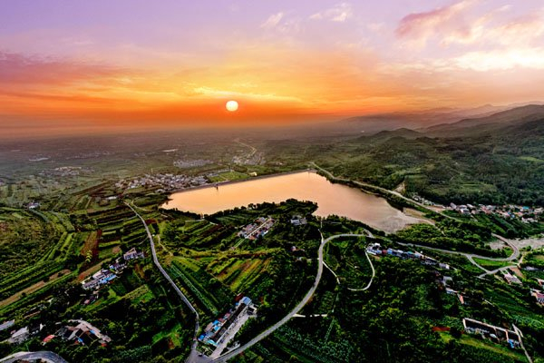 晨曦中的周至县周塬路和骆峪水库。受访者供图