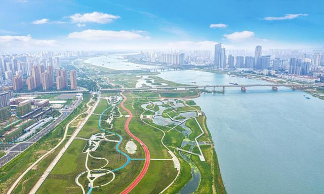 “靓淮河”北岸风光带。（蚌埠水利局供图）