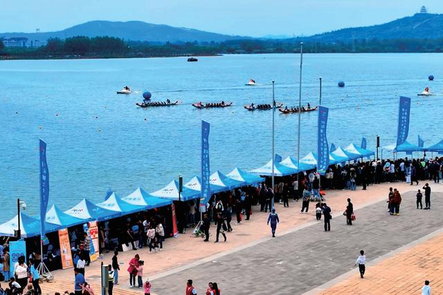 2024中国·蚌埠大禹龙子湖国际龙舟赛暨全国大学生龙舟公开赛在蚌埠龙子湖举行。（蚌埠市水利局供图）
