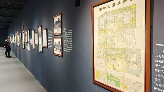 展览通过版画展示了北京中轴线的发展历史。记者 常鸣/摄