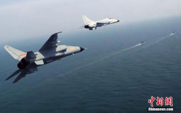 “天山雄鹰”翱翔海空，实施武装警巡。图/中新社发 车孟涛 摄