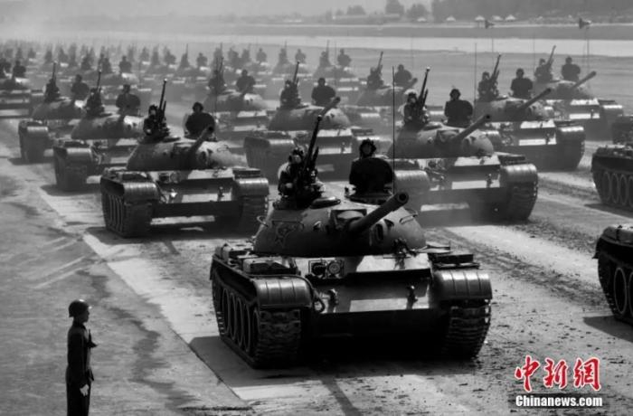 59式坦克方队。图/中新社发 乔天富 摄
