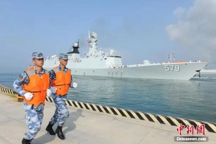 “邯郸”号054A型导弹护卫舰起航。图/中新社发 邱浩翰 摄