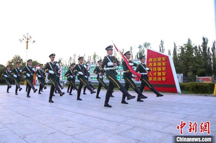 武警青海总队机动某支队组织八一建军节升国旗仪式