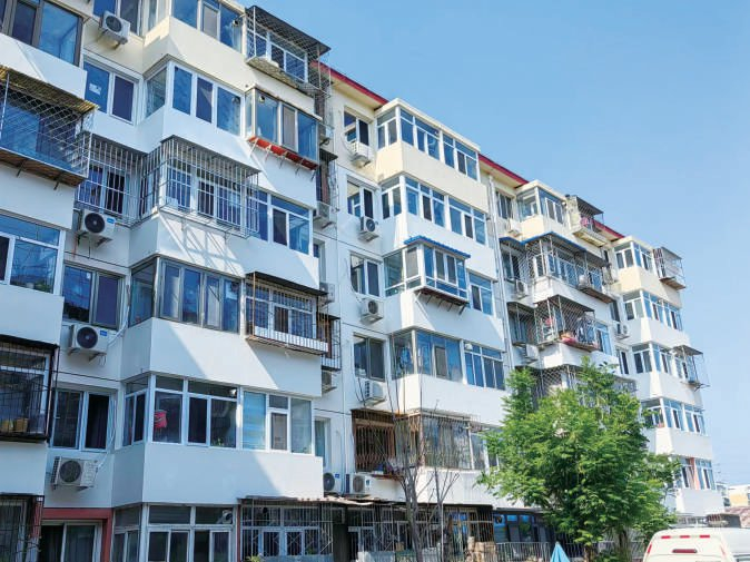 位于石景山区的赵山小区经首开集团改造后（左图），外墙焕然一新。上图为该小区改造前。