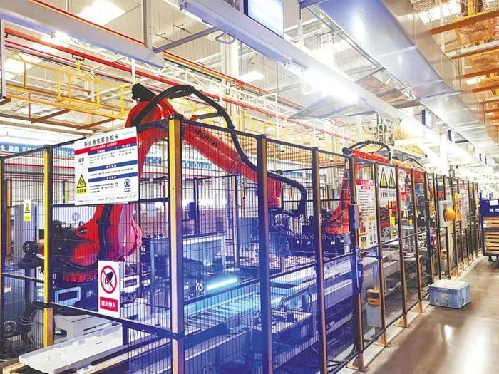 美的楼宇科技荆州产业园智能生产车间。（湖北日报全媒记者 王丙全 摄）