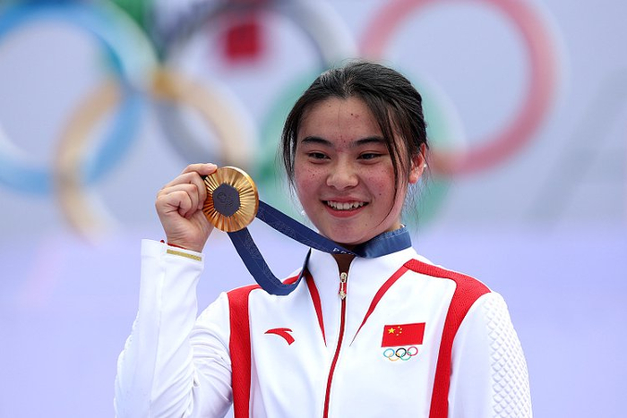 邓雅文领奖（图自视觉中国）