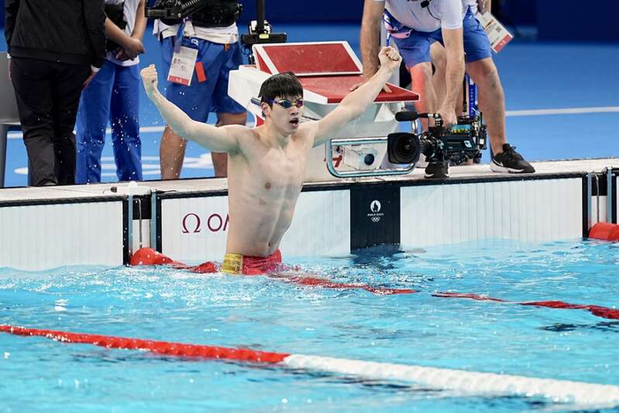 潘展乐在今天夺冠后，振臂庆祝。中青报·中青网记者李隽辉摄