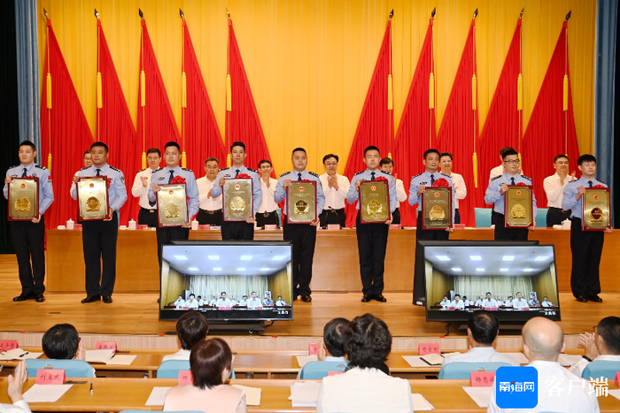 　　受表彰的代表上台领奖。海南边检 供图