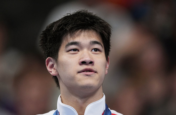 ↑中国选手潘展乐在颁奖仪式上。新华社记者 杜宇 摄